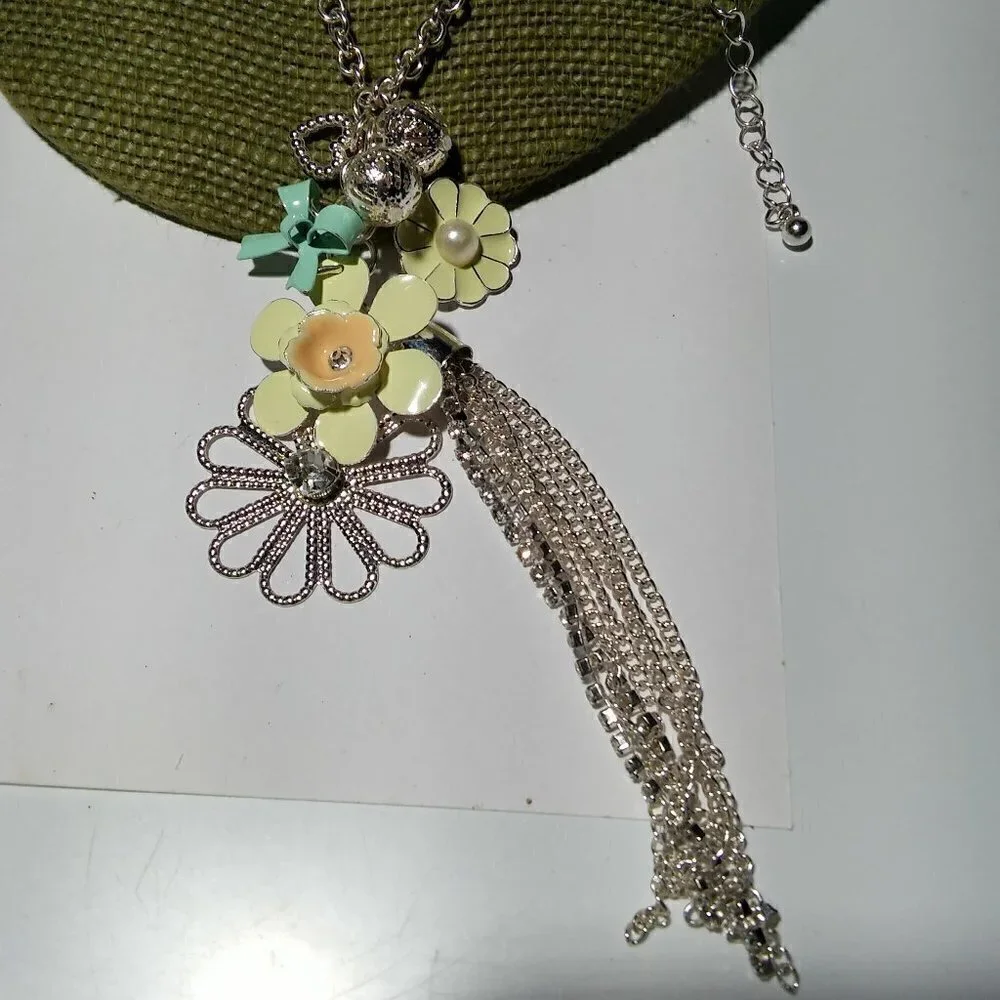 Women`s silver tone flower floral statement neckla